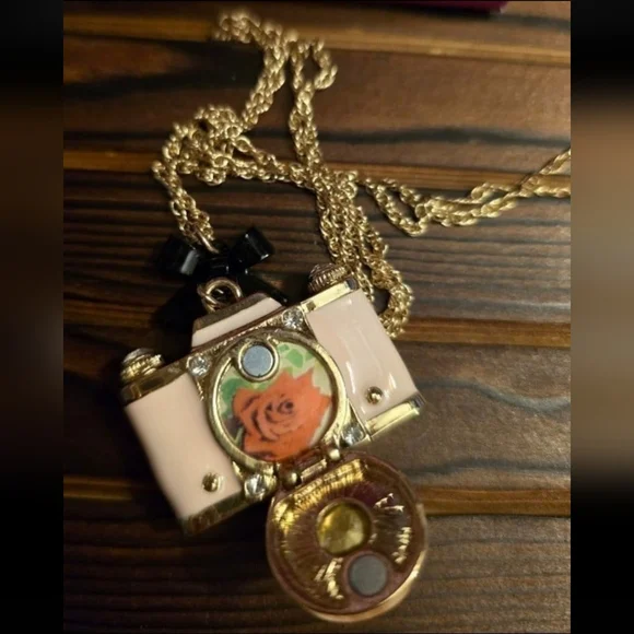 Betsey Johnson Pink Camera Pendant Necklace with Black Bow NWT! Rare! - Picture 5 of 16